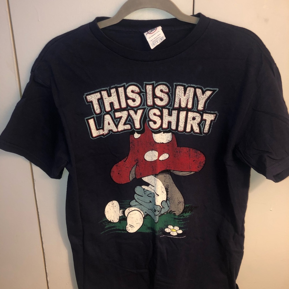 Smurf’s graphic T-shirt.